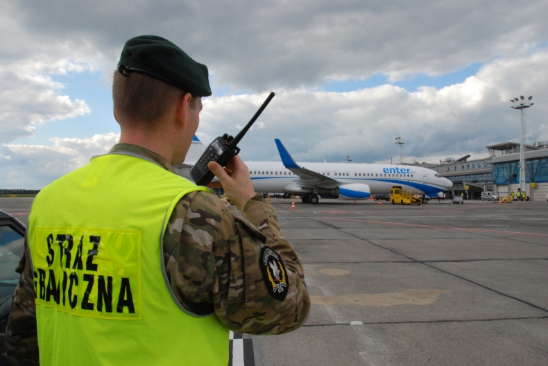 Z lotniska i promu trafili do aresztów - GospodarkaMorska.pl
