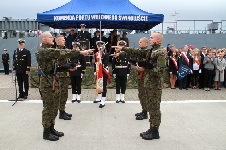 Uroczysta przysięga wojskowa w 8. Flotylli Obrony Wybrzeża - GospodarkaMorska.pl