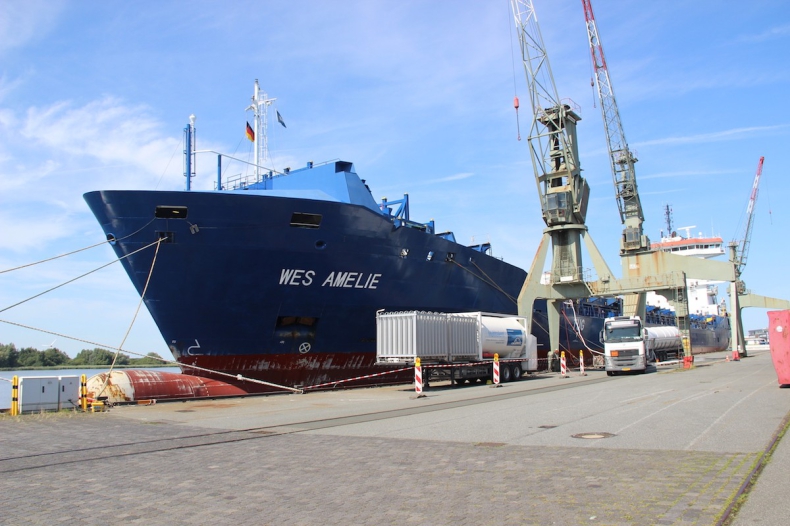 Zobacz, jak wygląda pierwsza na świecie konwersja kontenerowca na napęd LNG (wideo) - GospodarkaMorska.pl