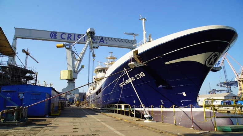 Kolejny częściowo wyposażony trawler wypłynął ze stoczni CRIST - GospodarkaMorska.pl