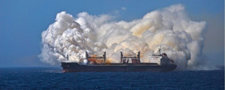 Zobacz, jak wygląda statek, na którym płonie nawóz (wideo) - GospodarkaMorska.pl