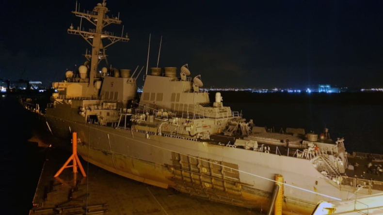 Zobacz załadunek amerykańskiego niszczyciela na potężny ciężarowiec (wideo) - GospodarkaMorska.pl