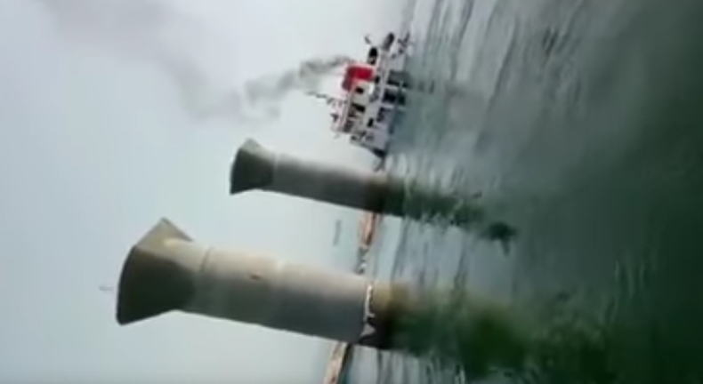 Kilkanaście sekund i już go nie było. Dramatyczne chwile w Zatoce Arabskiej (wideo) - GospodarkaMorska.pl