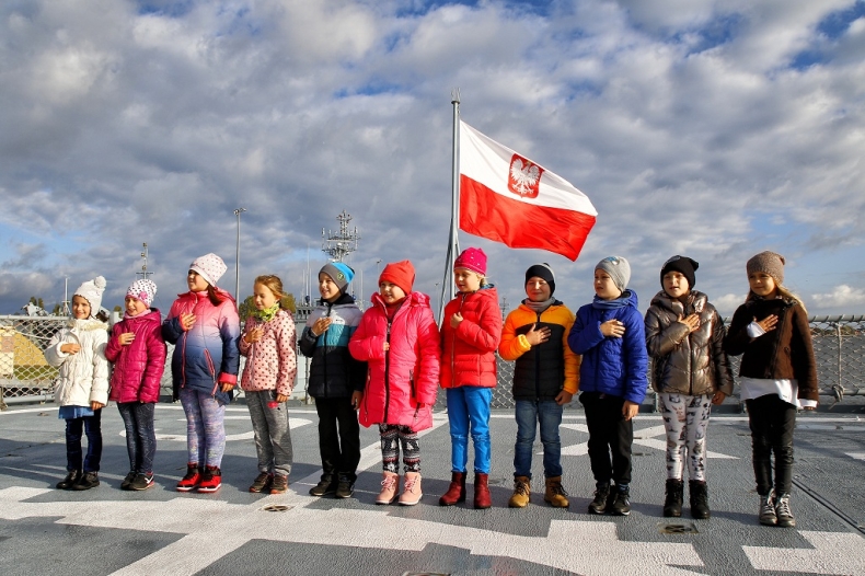 Pasowanie pierwszoklasistów z Troszyna na pokładzie okrętu ORP Kontradmirał X. Czernicki - GospodarkaMorska.pl
