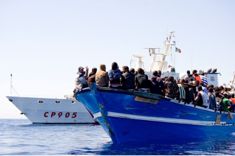 Państwa UE mają pomóc Włochom zamknąć centralny szlak migracyjny - GospodarkaMorska.pl