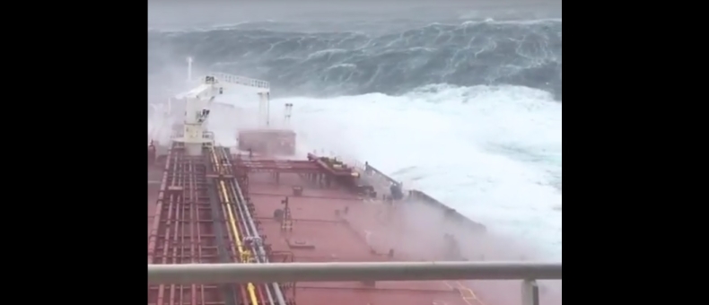 Oko w oko z huraganem na pokładzie tankowca (wideo) - GospodarkaMorska.pl