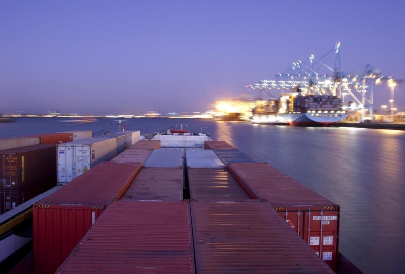Chiński eksport napędza światowy transport kontenerów - GospodarkaMorska.pl
