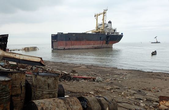 Indie nie robią nic w sprawie rozbierania statków na plaży Alang - GospodarkaMorska.pl