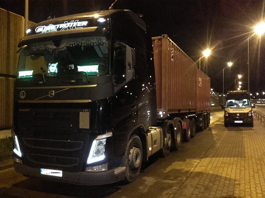 Nocne kontrole ciężarówek wyjeżdżających z trójmiejskich portów - kary po 15 tys złotych - GospodarkaMorska.pl