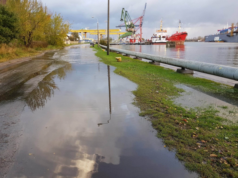 Nadal wysokie poziomy wód w Zatoce Gdańskiej i części rzek (zdjęcia) - GospodarkaMorska.pl