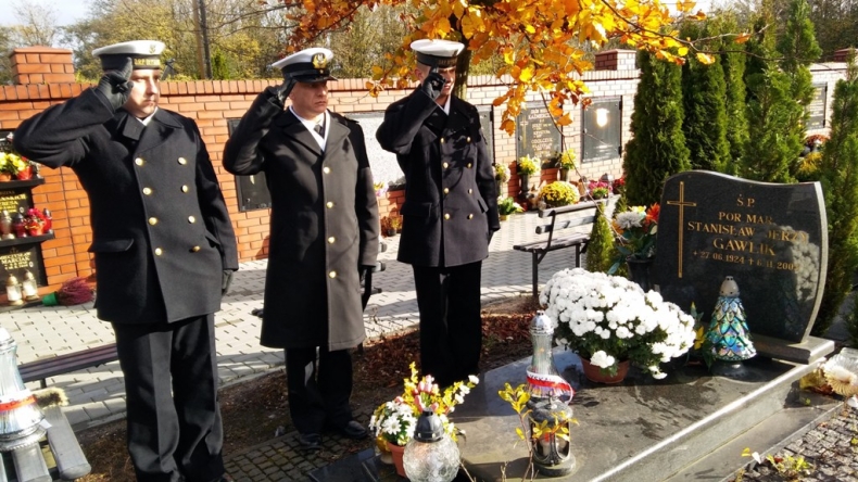 Marynarska pamięć tym, którzy odeszli na wieczną wachtę - GospodarkaMorska.pl