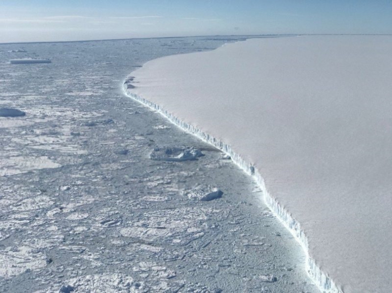 Tak wygląda gigantyczna góra lodowa, która oderwała się od Antarktydy (zdjęcia) - GospodarkaMorska.pl