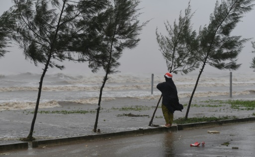 Wietnam: już 44 ofiary niszczycielskiego tajfunu - GospodarkaMorska.pl