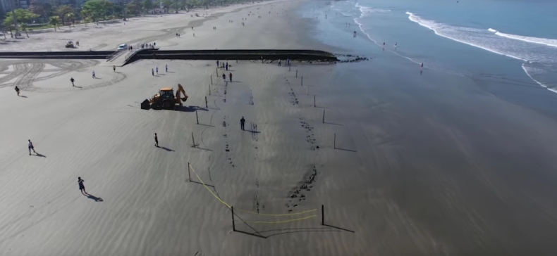 Na plaży w Brazylii znaleziono ponad 120-letni wrak statku. Jest zagrzebany w piachu (wideo) - GospodarkaMorska.pl