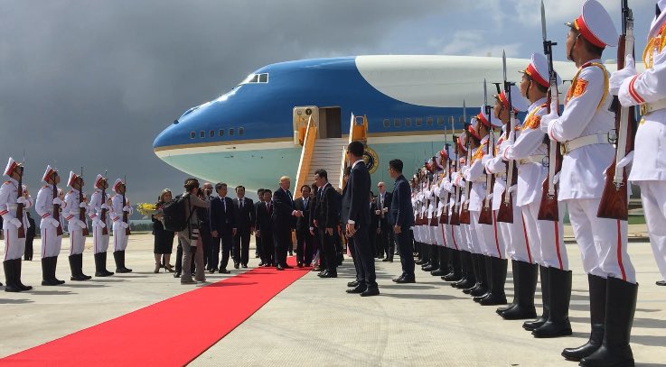 Prezydent Trump przybył do Wietnamu na szczyt APEC - GospodarkaMorska.pl