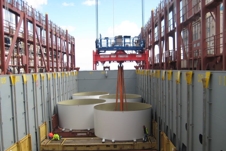 Gigantyczny transport z policyjną eskortą - GospodarkaMorska.pl