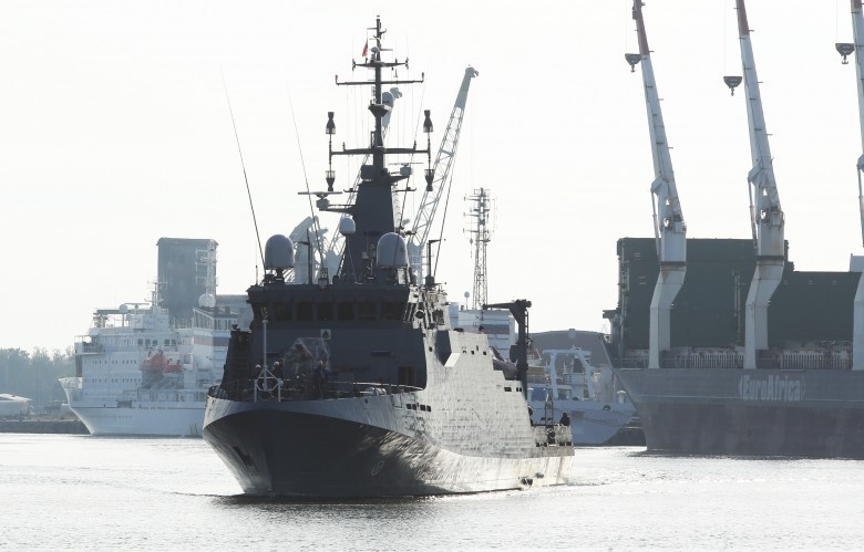 Podniesienie bandery na ORP Kormoran - GospodarkaMorska.pl