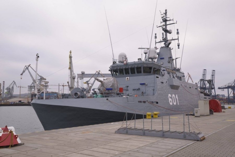 Podniesienie bandery na ORP Kormoran przy nabrzeżu Pomorskim - GospodarkaMorska.pl