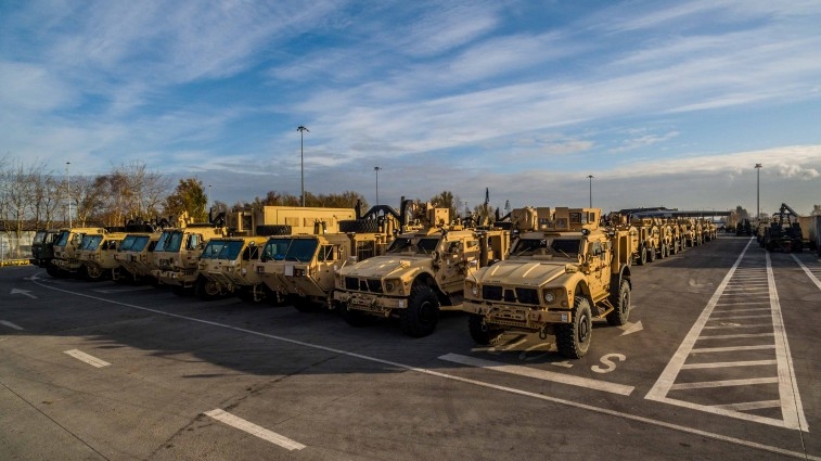 Rozładunek amerykańskiego sprzętu w PGE zakończony sukcesem. Zarząd spółki liczy na kolejne takie zadania (foto, wideo) - GospodarkaMorska.pl