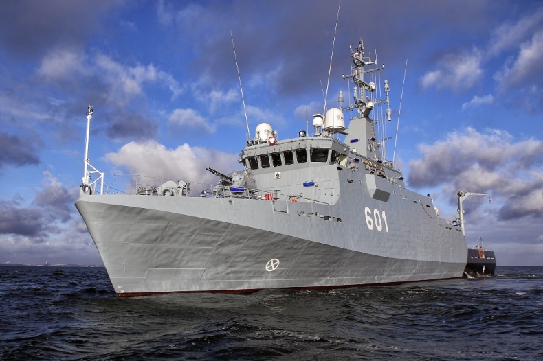 Pierwsze podniesienie bandery na ORP Kormoran - GospodarkaMorska.pl