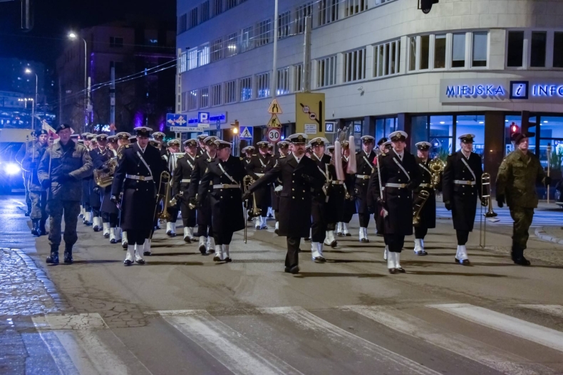 Uroczysty capstrzyk ulicami Gdyni (foto) - GospodarkaMorska.pl