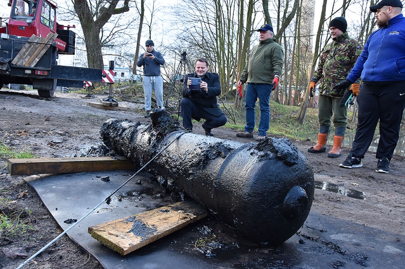 Świnoujście: Z dna fosy Fortu Gerharda wydobyto lufę armaty sprzed 200 lat (wideo) - GospodarkaMorska.pl