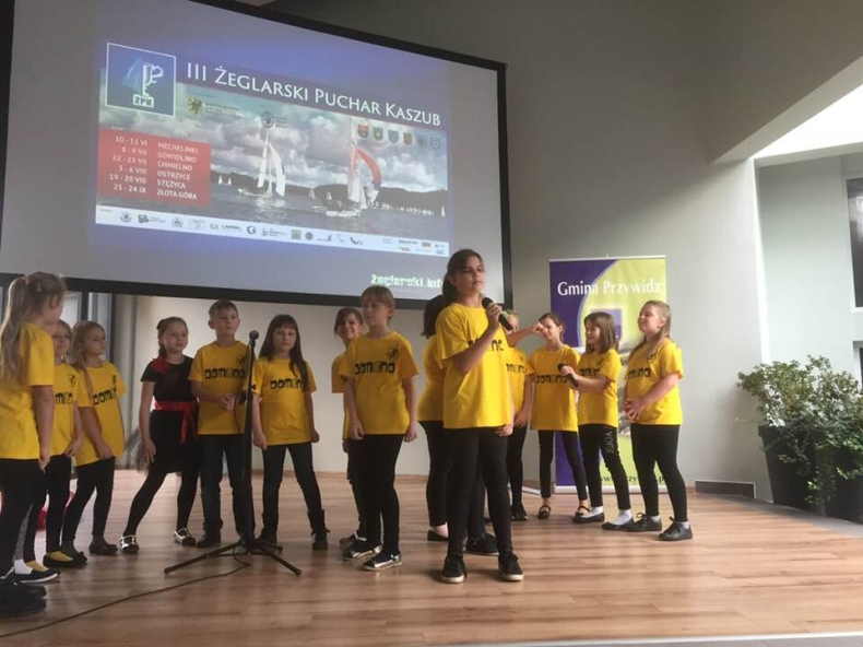 Kryształowe Żagle dla najlepszych pomorskich żeglarzy. W Przywidzu rozdano statuetki starszym i młodszym wilkom morskim - GospodarkaMorska.pl