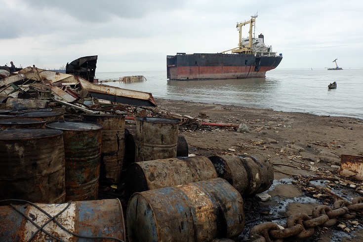 Amatorskie rozbieranie statków w Azji zbiera kolejne żniwo ofiar - GospodarkaMorska.pl
