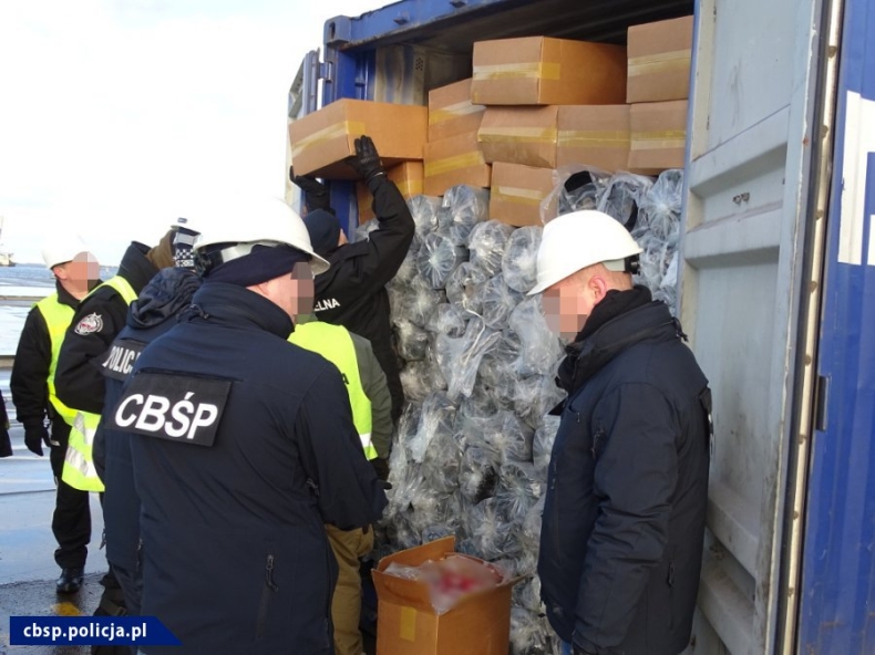 Gdańsk: KAS i CBŚP wykryły próbę przemytu ponad 5,6 mln papierosów - GospodarkaMorska.pl