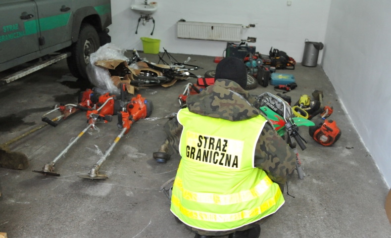 Podejrzane rzeczy ze Szwecji zatrzymane przez Straż Graniczną - GospodarkaMorska.pl