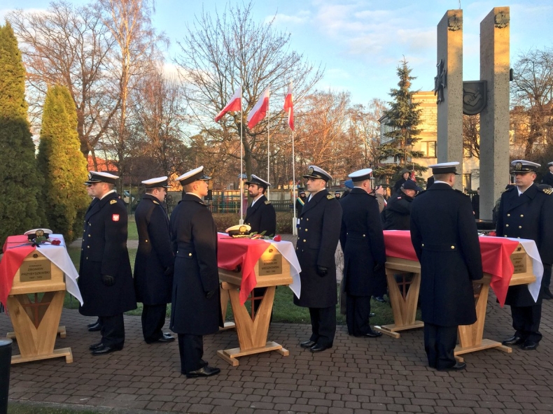 Prof. M. Golon: Godny pochówek dla zamordowanych w PRL „komandorów” - bohaterskich obrońców Helu - GospodarkaMorska.pl
