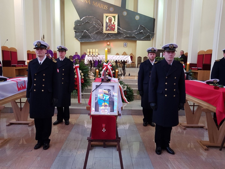 W Gdyni rozpoczął się pogrzeb oficerów MW straconych przez komunistyczne władze - GospodarkaMorska.pl