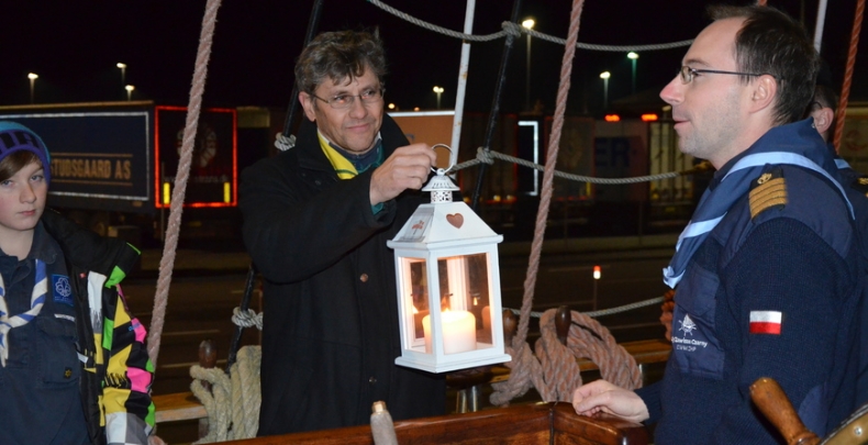 Zawisza Czarny w rejsie z Betlejemskim Światłem Pokoju - GospodarkaMorska.pl