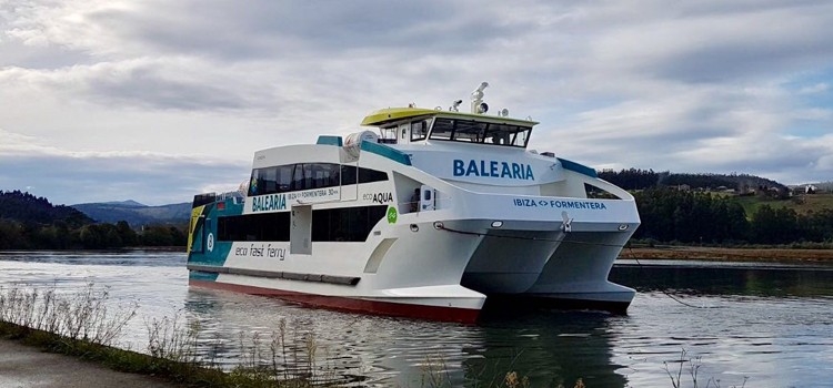 Pierwszy z ekologicznych promów Balearia już w rękach armatora. Tak nowy nabytek prezentuje się w akcji (wideo) - GospodarkaMorska.pl