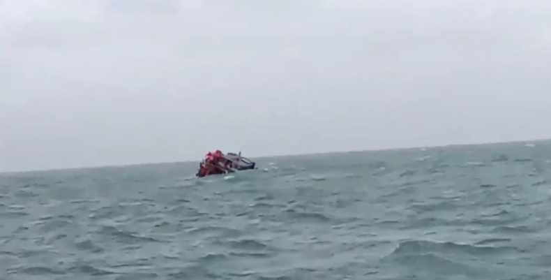 Filipiny: Zatonął prom pasażerski, cztery osoby zginęły (wideo) - GospodarkaMorska.pl
