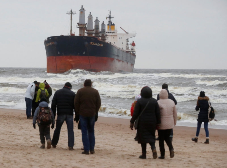 Masowiec Ocean Crown wpłynął na mieliznę u wybrzeży Litwy (wideo) - GospodarkaMorska.pl