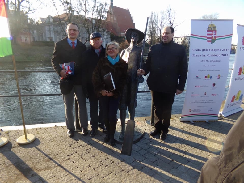 Bydgoszcz: Odsłonięto rzeźbę upamiętniającą pomysłodawcę Kanału Bydgoskiego (wideo) - GospodarkaMorska.pl