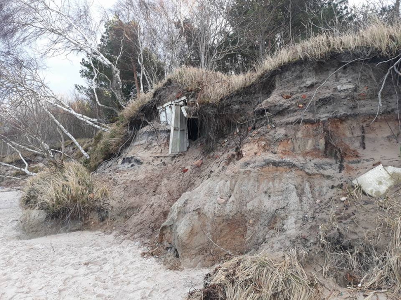 Dziwnówek: Sztormy odsłoniły zimnowojenne bunkry na bałtyckiej plaży (foto) - GospodarkaMorska.pl
