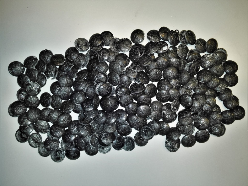 Żołnierskie guziki i części broni wśród zabytków znalezionych na Westerplatte - GospodarkaMorska.pl