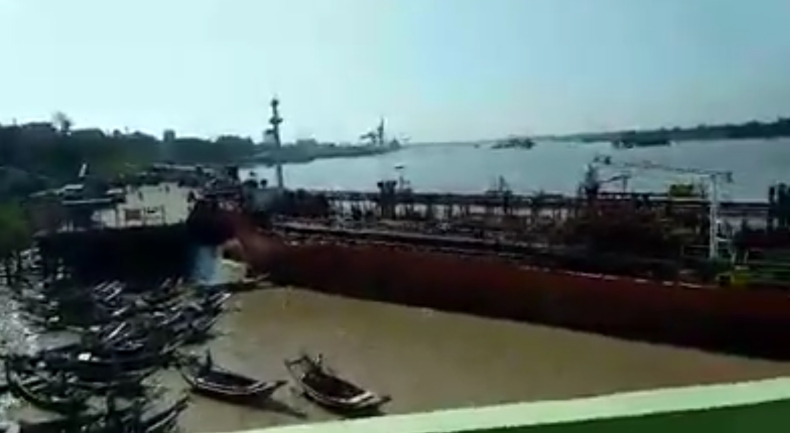 Tankowiec traci napęd i prawie taranuje kilkadziesiąt łodzi (wideo) - GospodarkaMorska.pl