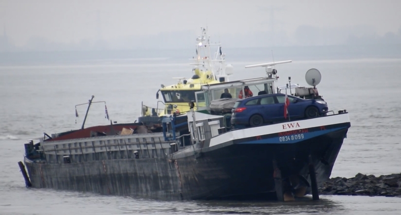 Wypadek polskiej barki w Holandii [foto,wideo] - GospodarkaMorska.pl