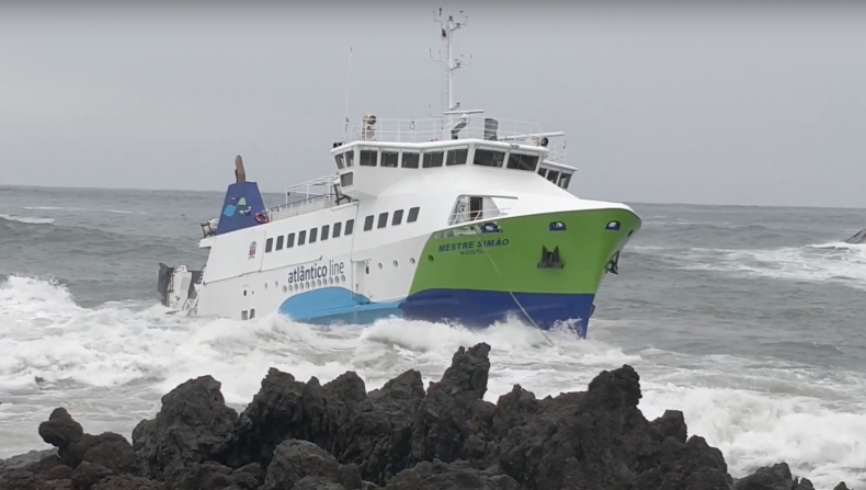 Portugalski prom rozbił się o skały na Atlantyku [foto, wideo] - GospodarkaMorska.pl