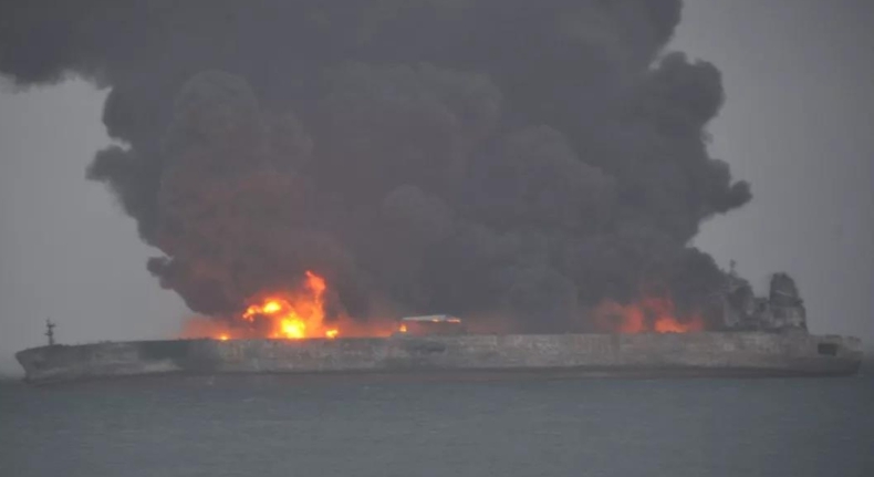 Chiny: Pożar tankowca po kolizji z frachtowcem, zaginionych 32 marynarzy - GospodarkaMorska.pl