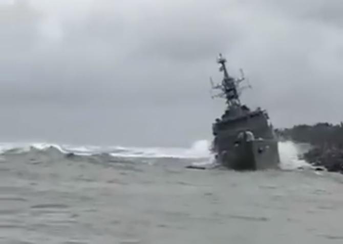 Irańska korweta wpadła na falochron (foto) - GospodarkaMorska.pl