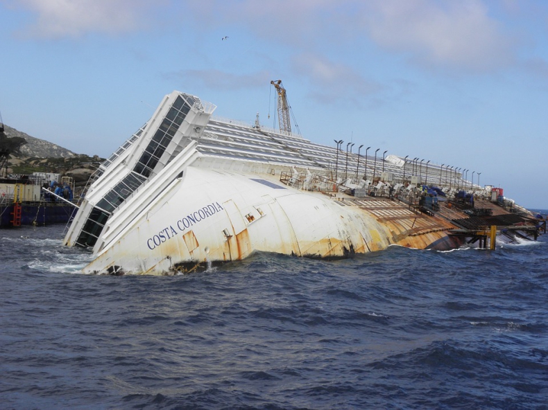 Zginęły 32 osoby, a 157 zostało rannych. 6. rocznica katastrofy statku Costa Concordia - GospodarkaMorska.pl