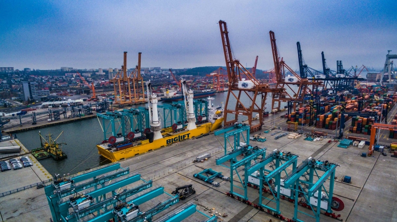 86 suwnic Konecranes popłynie z Gdyni do USA. Pierwszy transport już w drodze (foto, wideo) - GospodarkaMorska.pl
