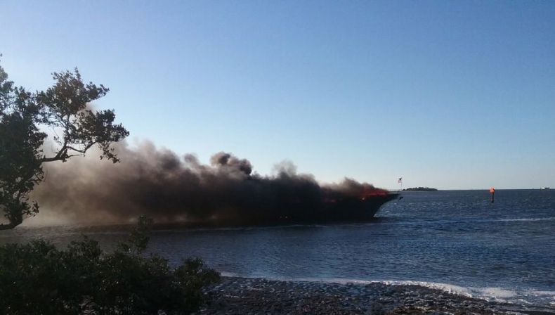 Dramatyczna akcja ratunkowa w USA - płonący prom u wybrzeży Florydy - GospodarkaMorska.pl