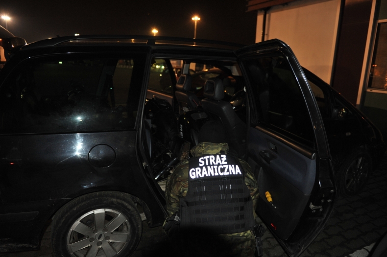 Dwa samochody, w nich kradzione silniki do łodzi - GospodarkaMorska.pl