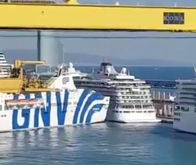 Prom uderzył w wycieczkowiec. Na pokładzie 820 osób (wideo) - GospodarkaMorska.pl