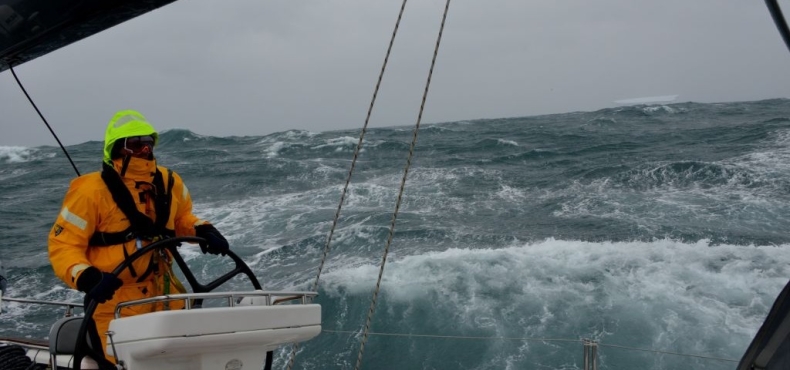 Ciężki sztorm na 85. południku. Bezpośrednia relacja z pokładu jachtu Katharsis II - GospodarkaMorska.pl